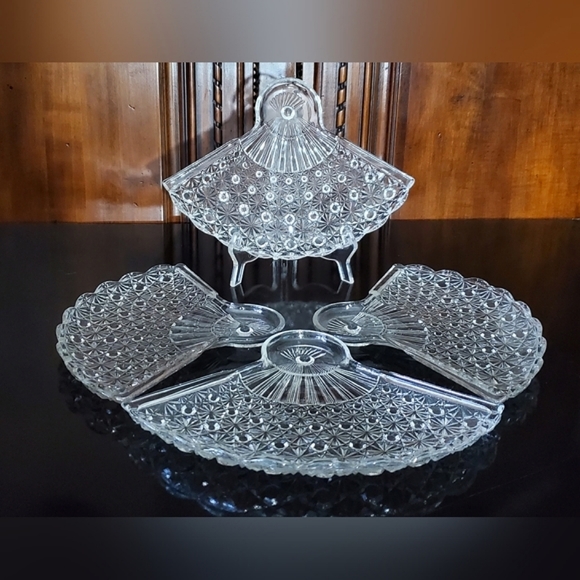 (4) Vntg 10 5/8" "Daisy & Button Clear" Fan Snack Plate by Anchor Hocking - Picture 11 of 15